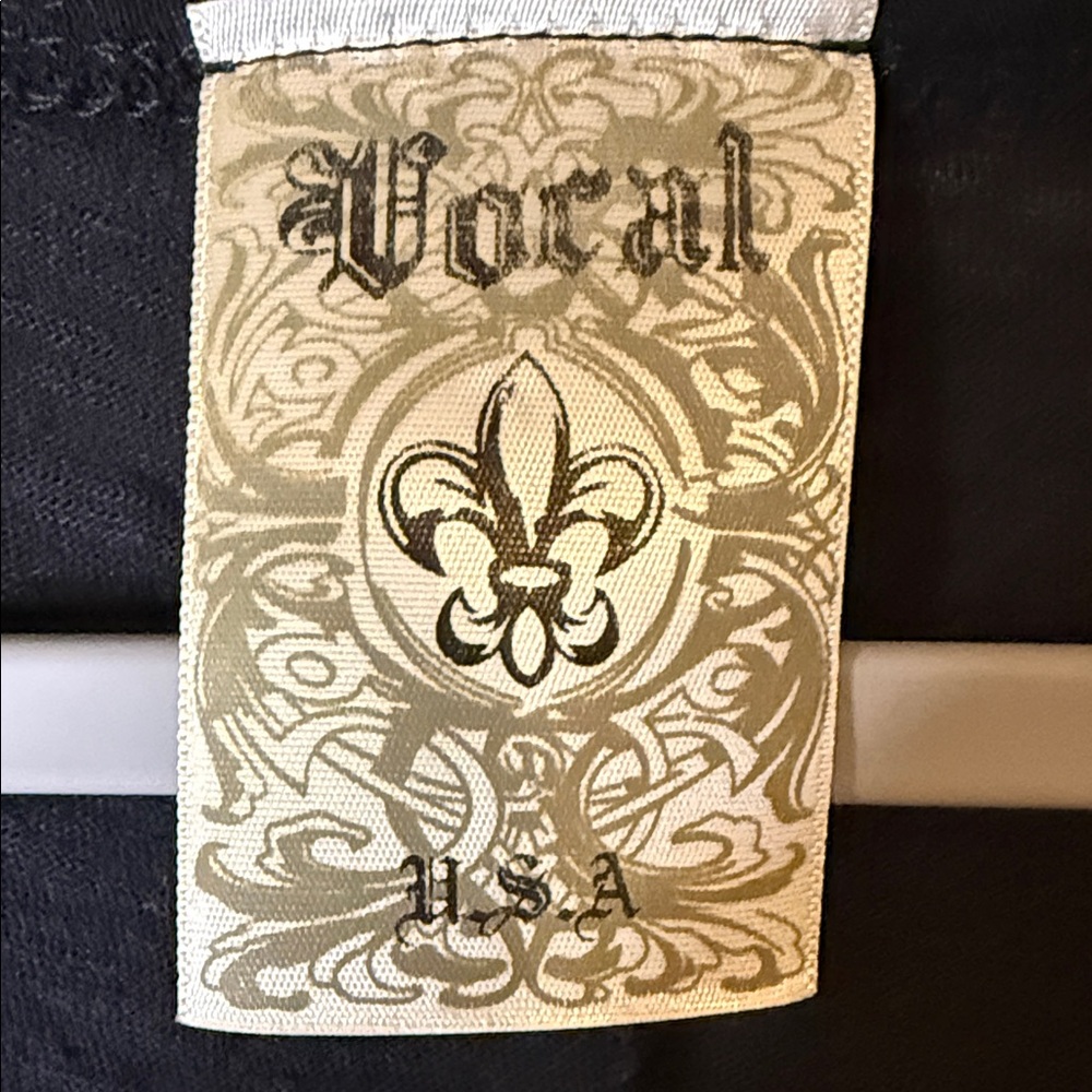 Vocal Cream and Black Fleur-de-Lis Label Tee - Picture 2 of 5